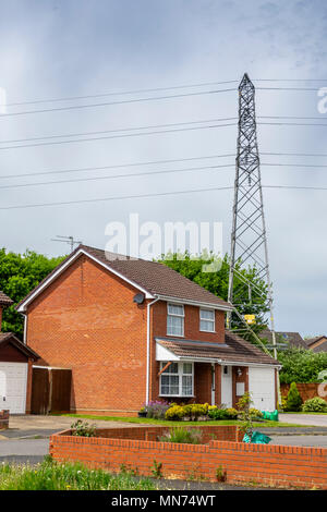 Pylône de l'électricité Comité permanent au milieu d'un quartier résidentiel, inTotton, Hampshire, Royaume-Uni Banque D'Images