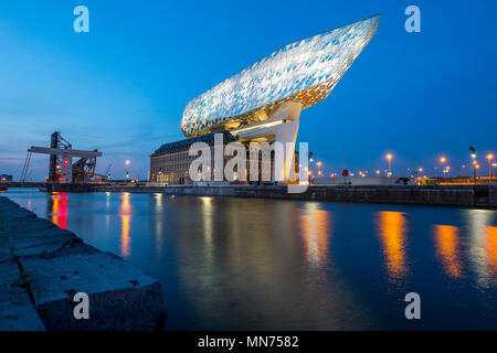 L'Autorité portuaire d'Anvers, bâtiment à Anvers, Belgique, ex-caserne de pompiers dans le port, rénové et équipé d'un édifice de verre, dans le Banque D'Images