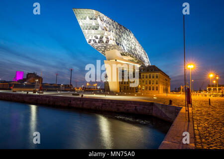 L'Autorité portuaire d'Anvers, bâtiment à Anvers, Belgique, ex-caserne de pompiers dans le port, rénové et équipé d'un édifice de verre, dans le Banque D'Images