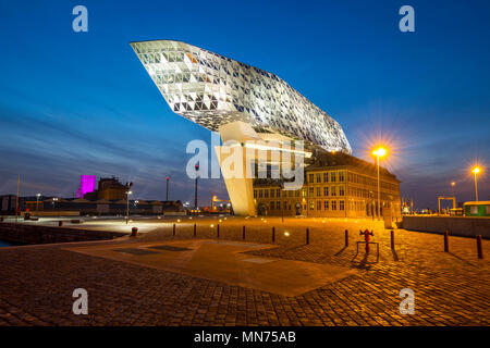 L'Autorité portuaire d'Anvers, bâtiment à Anvers, Belgique, ex-caserne de pompiers dans le port, rénové et équipé d'un édifice de verre, dans le Banque D'Images