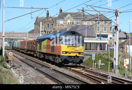 Class 60 en locomotive diesel-électrique Colas Rail livery tirant un train de bois le long de la ligne principale de la côte ouest en passant par Erquy. Banque D'Images