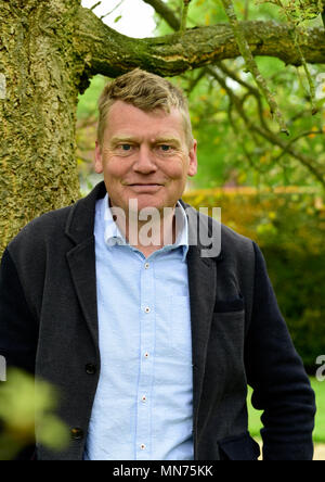 Portrait de Tom Heap (né le 6 janvier 1966), BBC TV & radio reporter & présentateur le plus connu pour le Car Countryfile, Selborne, près de Alton, Hants, UK. Banque D'Images