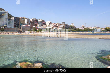 Il l'eau transparente de la splendide plage de Postiguet à Alicante, Costa Blanca, Espagne Banque D'Images