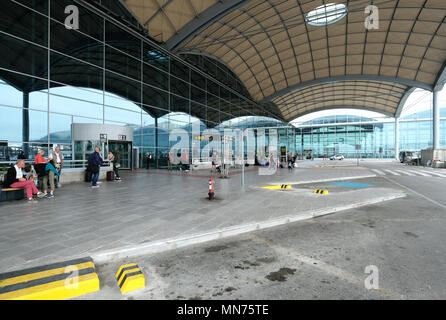 Alicante, Espagne- 28 avril 2018 : les gens à l'Aéroport International d'Alicante, également connu sous le nom de Alicante-Elche aéroport, est actuellement le cinquième plus grand ai Banque D'Images