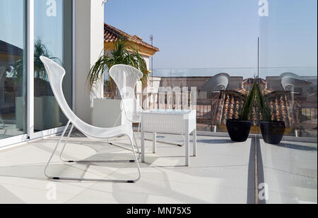 Chaises et table sur une terrasse d'été. Espagne Banque D'Images