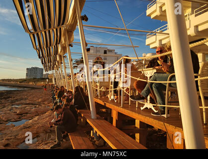 L'île d'Ibiza, Espagne - 1 mai 2018 : des foules de gens rencontrez le coucher du soleil à Cafe Del Mar. Ce lieu est célèbre pour les vues pour les couchers de soleil et la musique lounge. Je Banque D'Images