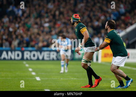 L'Afrique du Sud obtient un grip Frans Malherbe sur Victor Matfield teammate (Capitaine) au cours de l'IRB RWC 2015 Ð la médaille de bronze 47 v entre l'Argentine, l'Afrique du Sud au Queen Elizabeth Olympic Park. Londres, Angleterre. 30 Octobre 2015 Banque D'Images