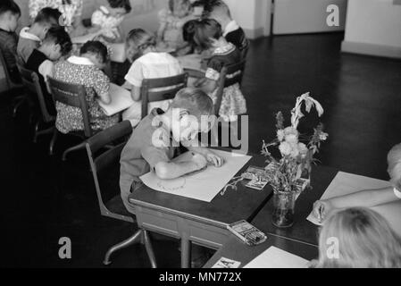 Portrait d'enfants au travail en classe, Greenhills, Ohio, aux États-Unis, une communauté de verdure construit par département américain de l'Agriculture dans le cadre du président Franklin Roosevelt, le New Deal américain John Vachon pour la réinstallation de l'Administration, Octobre 1938 Banque D'Images