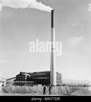 De grandes cheminées d'usine et de fonderie de cuivre qui fournit de grandes quantités de cuivre si essentielles à l'effort de guerre, la société minière Phelps-Dodge, Morenci, Arizona, USA, Fritz Henle pour Office of War Information, décembre 1942 Banque D'Images