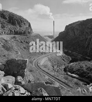 Chemin de fer industriels et des grandes cheminées d'une usine de fusion de cuivre qui fournit de grandes quantités de cuivre si essentielles à l'effort de guerre, la société minière Phelps-Dodge, Morenci, Arizona, USA, Fritz Henle pour Office of War Information, décembre 1942 Banque D'Images