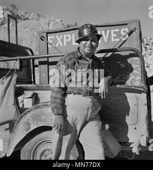 Portrait de travailleur qui transporte et distribue explosif utilisé pour l'explosif à l'exploitation minière de cuivre, qui fournit de grandes quantités de cuivre si essentielles à l'effort de guerre, la société minière Phelps-Dodge, Morenci, Arizona, USA, Fritz Henle pour Office of War Information, décembre 1942 Banque D'Images