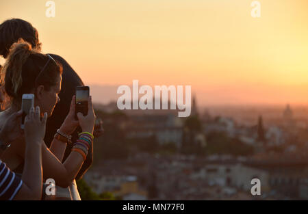 Les touristes prenant cell phone photos de Florence, à partir de la Piazzale Michelangelo au coucher du soleil, Florence, Italie Banque D'Images