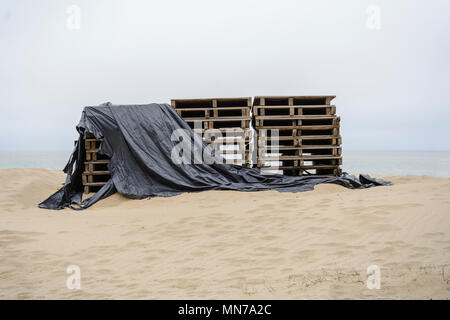 Palette de pile sur la plage couverte de plastique Banque D'Images