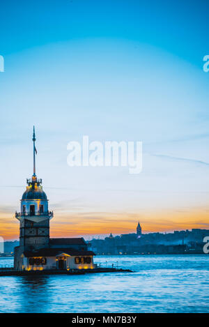 Turquie - ISTANBUL:5 mars 2017 ,tour,édifice médiéval/phare,(Tour de Leandros,turc : Kiz Kulesi) à l'entrée du détroit du Bosphore avec H Banque D'Images