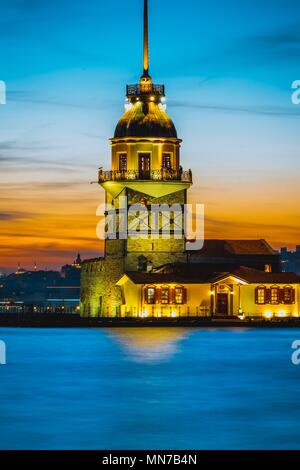 Turquie - ISTANBUL:5 mars 2017 ,tour,édifice médiéval/phare,(Tour de Leandros,turc : Kiz Kulesi) à l'entrée du détroit du Bosphore avec H Banque D'Images