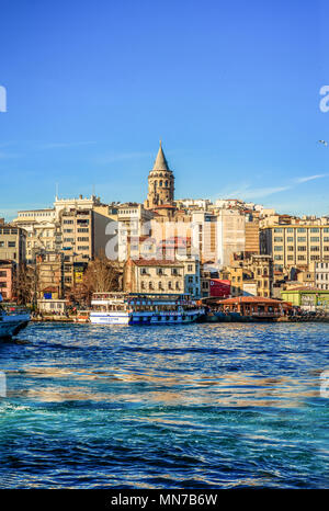 ISTANBUL, TURQUIE - 5 mars, 2017:la tour de Galata, pont de Galata, le quartier de Karakoy et corne d'or dans la lumière du matin, Istanbul, Turquie Banque D'Images