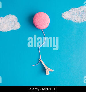 Modèle tour Eiffel liée à macaron en forme de ballon avec string battant jusqu'à la minime nuages sucre concept créatif. Banque D'Images