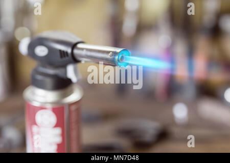 Pistolet à cartouche de gaz plus léger .Close-up la buse du brûleur avec blue f Banque D'Images