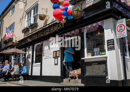 Un British Bulldog avec des drapeaux et des ballons à l'extérieur du prince Harry pub dans la vieille ville de Windsor comme il se prépare pour le mariage royal entre le Prince Harry et sa fiancée américaine Meghan Markle, le 14 mai 2018, à Londres, en Angleterre. Banque D'Images