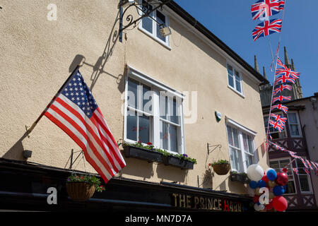 Drapeaux américains et britanniques et des ballons à l'extérieur du prince Harry pub dans la vieille ville de Windsor comme il se prépare pour le mariage royal entre le Prince Harry et sa fiancée américaine Meghan Markle, le 14 mai 2018, à Londres, en Angleterre. Banque D'Images