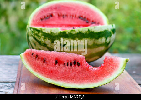 Melon mûr coupé en tranches sur une planche de bois. Banque D'Images