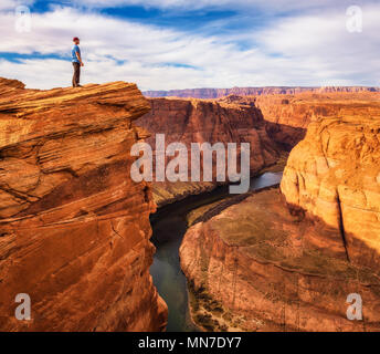 Randonneur debout à la lisière de Horseshoe Bend Banque D'Images