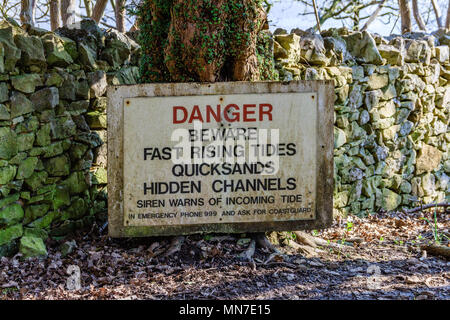 Inscrivez-Avertissement sur les dangers de la progression rapide des marées et des sables mouvants à Arnside sur la baie de Morecambe, Cumbria, Royaume-Uni. Mai 2018. Banque D'Images