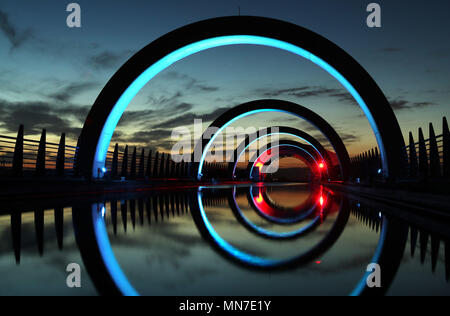 La roue de Falkirk sur l'Union Canal au coucher du soleil, la roue de Falkirk est un ascenseur à bateaux rotatif en Ecosse, reliant le Forth and Clyde Canal avec le canal de l'Union européenne. Banque D'Images