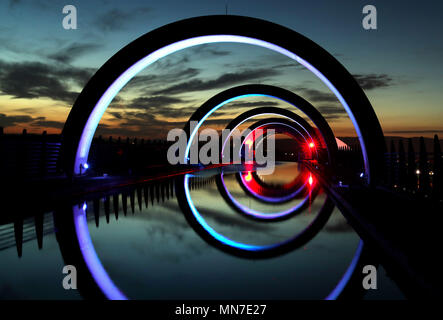 La roue de Falkirk sur l'Union Canal au coucher du soleil, la roue de Falkirk est un ascenseur à bateaux rotatif en Ecosse, reliant le Forth and Clyde Canal avec le canal de l'Union européenne. Banque D'Images