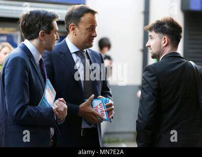 An Taoiseach Leo Varadkar (centre) et le ministre de la santé, Simon Harris (à gauche) au cours d'une toile de banlieue à Tara Street Station, Dublin, par le Fine Gael membres appuyant l'abrogation du 8ème amendement de la Constitution irlandaise qui est d'être décidé dans un référendum le 25 mai. Banque D'Images