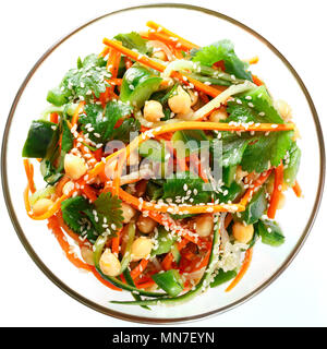 Salade de nouilles thaïlandaise de carottes et de concombre avec les pois chiches, la coriandre et les graines de sésame dans une sauce aigre-douce. Isolé sur blanc, vue d'en haut. Banque D'Images