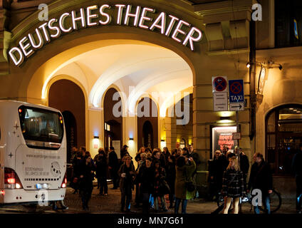 Les gens sortir de la Deutsches Theater de Munich Schwanthalerstrasse après une performance samedi soir Banque D'Images