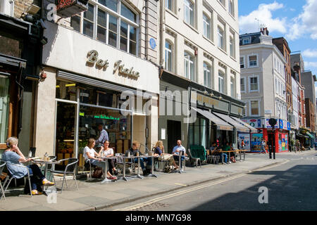 Des gens assis sur le trottoir à l'extérieur Bar Italia, Frith Street, Soho, Londres Banque D'Images