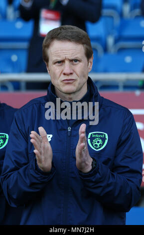 Proact Stadium, Derbyshire, Royaume-Uni. 14 mai, 2018. En vertu de l'UEFA 17 Championnats d'Europe, 1/4 de finale, Pays-Bas U17s contre République d'Irlande U17s ; Colin O'Brien coach de la République d'Irlande claps après l'hymne national : Action Crédit Plus Sport/Alamy Live News Banque D'Images