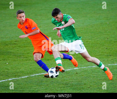 Proact Stadium, Derbyshire, Royaume-Uni. 14 mai, 2018. En vertu de l'UEFA 17 Championnats d'Europe, 1/4 de finale, Pays-Bas U17s contre République d'Irlande U17s ; Troy Parrott, de la République d'Irlande prend sur Bram Franken des Pays-Bas : Action Crédit Plus Sport/Alamy Live News Banque D'Images