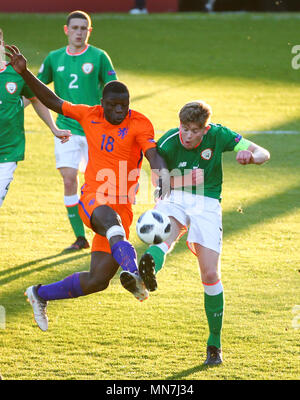 Proact Stadium, Derbyshire, Royaume-Uni. 14 mai, 2018. En vertu de l'UEFA 17 Championnats d'Europe, 1/4 de finale, Pays-Bas U17s contre République d'Irlande U17s ; Brian Brobbey des Pays-Bas et Nathan Collins de la République d'Irlande se disputent la balle : Action Crédit Plus Sport/Alamy Live News Banque D'Images