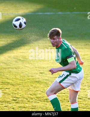 Proact Stadium, Derbyshire, Royaume-Uni. 14 mai, 2018. En vertu de l'UEFA 17 Championnats d'Europe, 1/4 de finale, Pays-Bas U17s contre République d'Irlande U17s ; Nathan Collins de la République d'Irlande à la tête de la ball Crédit : claire Plus Sport Action/Alamy Live News Banque D'Images