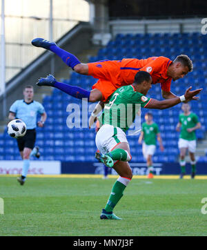 Proact Stadium, Derbyshire, Royaume-Uni. 14 mai, 2018. En vertu de l'UEFA 17 Championnats d'Europe, 1/4 de finale, Pays-Bas U17s contre République d'Irlande U17s ; Liam Van Gelderen des Pays-Bas fautes Adam Al-qaida de la République d'Irlande alors qu'il tente de gagner un crédit de coupe : Action Plus Sport/Alamy Live News Banque D'Images