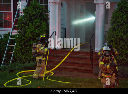 Loudon, Virginia, USA. 14 mai 2018 : Leesburg, Hamilton, Purcellville et Round Hill services d'incendie et de secours étaient tous sur la scène de l'incendie d'une maison à Beacon Hill après le développement du logement a provoqué un éclairage accueil à prendre feu. Des orages violents avec de fortes pluies, des vents destructeurs et de gros grêlons frapper Loudoun cet après-midi, causant des dommages à grande échelle et les problèmes de circulation. (Photo par Douglas Graham/Loudoun maintenant) Crédit : William Graham/Alamy Live News Banque D'Images