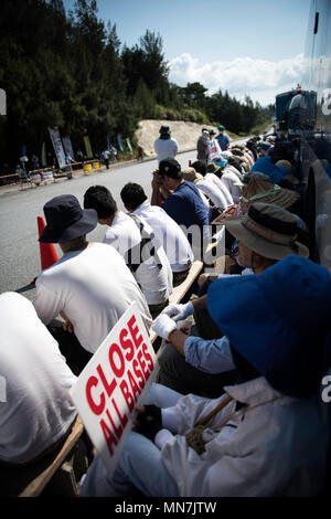 NAGO, JAPON - 14 MAI : Anti Base américaine : un rassemblement à l'extérieur de l'U.S Marine Base Camp Schwab pour protester contre la construction de la nouvelle base aérienne de la Marine américaine en Nago, Okinawa prefecture, Japon le 14 mai 2018. (Photo : Richard Atrero de Guzman/Aflo) Banque D'Images