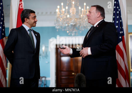 Washington, USA. 14 mai, 2018. La secrétaire d'État des États-Unis, Mike Pompeo (R) se réunit avec les Emirats arabes unis (EAU), Ministre des affaires étrangères et de la Coopération internationale, cheikh Abdullah bin Zayed Al Nahyan à Washington, DC, États-Unis, le 14 mai 2018. Credit : Ting Shen/Xinhua/Alamy Live News Banque D'Images