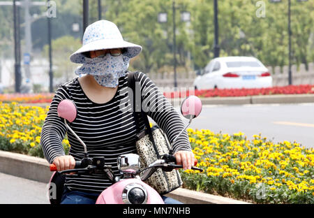 Suzhou, Suzhou, Chine. 14 mai, 2018. Suzhou, Chine 14ème Mai 2018 : vague de chaleur hits Suzhou, Province de Jiangsu en Chine de l'Est. La température monte à 33,3 degrés Celsius à Suzhou. Crédit : SIPA Asie/ZUMA/Alamy Fil Live News Banque D'Images