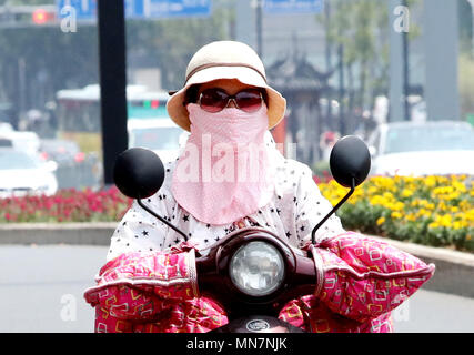 Suzhou, Suzhou, Chine. 14 mai, 2018. Suzhou, Chine 14ème Mai 2018 : vague de chaleur hits Suzhou, Province de Jiangsu en Chine de l'Est. La température monte à 33,3 degrés Celsius à Suzhou. Crédit : SIPA Asie/ZUMA/Alamy Fil Live News Banque D'Images