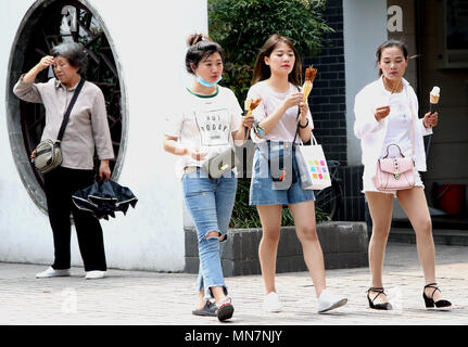 Suzhou, Suzhou, Chine. 14 mai, 2018. Suzhou, Chine 14ème Mai 2018 : vague de chaleur hits Suzhou, Province de Jiangsu en Chine de l'Est. La température monte à 33,3 degrés Celsius à Suzhou. Crédit : SIPA Asie/ZUMA/Alamy Fil Live News Banque D'Images