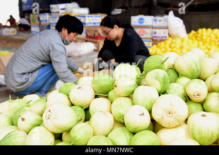 Shijiazhuan Shijiazhuan, Chine. 14 mai, 2018. Shijiazhuang, Chine 14ème Mai 2018 : les paysans sont occupés avec emballage melons à Shijiazhuang, Chine du Nord, Province de Hebei. Crédit : SIPA Asie/ZUMA/Alamy Fil Live News Banque D'Images