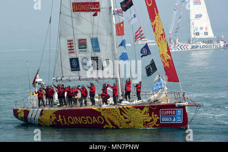 Qingdao, Chine, la province de Shandong. Mar 23, 2018. Les membres de l'équipage de Qingdao partir pour Seattle, aux États-Unis, l'embarquement de la Race 9 2017-2018 la Clipper Round the World Yacht Race, à Qingdao, province de Shandong en Chine orientale, le 23 mars 2018. Accueil à Tsingtao Beer et géant de l'électroménager Haier, Shanghai est en train de devenir un endroit plus attrayant pour exécuter d'importants événements multilatéraux. En juin, la ville côtière sera l'hôte du 18e sommet de l'Organisation de coopération de Shanghai (OCS). Crédit : Li Ziheng/Xinhua/Alamy Live News Banque D'Images