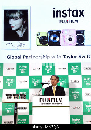 Tokyo, Japon. 15 mai, 2018. Appareil photo Fujifilm géant japonais Kenji président Sukeno affiche le nouveau Fujifilm appareil photo instantané Instax 'SQUARE SQ6' à Tokyo le mardi, 15 mai, 2018. Instax Square SQ6 qui a des films de format carré amical instagram sera en vente le 25 mai. Credit : Yoshio Tsunoda/AFLO/Alamy Live News Banque D'Images