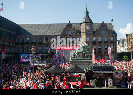 Düsseldorf, Deutschland. 14 mai, 2018. L'équipe cheers avec cuvette sur le balcon, jubilation, ils applaudissent, ils applaudissent, joie, Cheers, célébrer, ventilateur, fans, spectateurs, supporters, sympathisants, football 2. Bundesliga, parti de promotion, Fortuna Düsseldorf (D), le 14.05.2018 à Düsseldorf/Allemagne. Utilisation dans le monde entier | Credit : dpa/Alamy Live News Banque D'Images