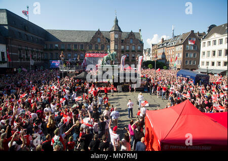 Düsseldorf, Deutschland. 14 mai, 2018. L'équipe cheers avec cuvette sur le balcon, jubilation, ils applaudissent, ils applaudissent, joie, Cheers, célébrer, ventilateur, fans, spectateurs, supporters, sympathisants, football 2. Bundesliga, parti de promotion, Fortuna Düsseldorf (D), le 14.05.2018 à Düsseldorf/Allemagne. Utilisation dans le monde entier | Credit : dpa/Alamy Live News Banque D'Images