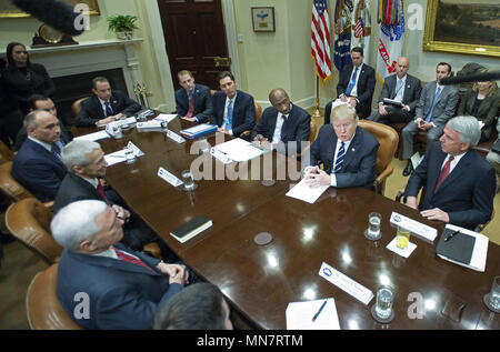 31 janvier 2017 - Washington, District de Columbia, États-Unis d'Amérique - Le Président des Etats-Unis, Donald Trump se réunit avec des représentants de la PhRMA, la Pharmaceutical Research and Manufacturers of America dans le bureau ovale de la Roosevelt Room de la Maison Blanche à Washington, DC le mardi 31 janvier, 2017. Selon son site web PhRMA ''représente les principaux pays, les chercheurs et les sociétés de biotechnologie biopharmaceutique.'' .Credit : Ron Sachs / Piscine via CNP (Image Crédit : © Ron Sachs/CNP via Zuma sur le fil) Banque D'Images